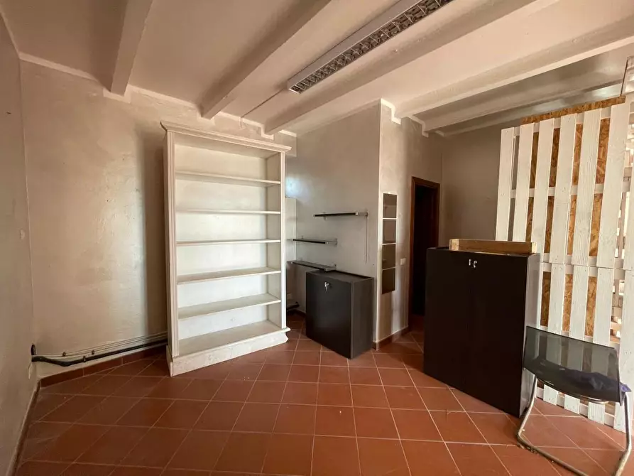 Immagine 8 di Locale commerciale in vendita  a Massa