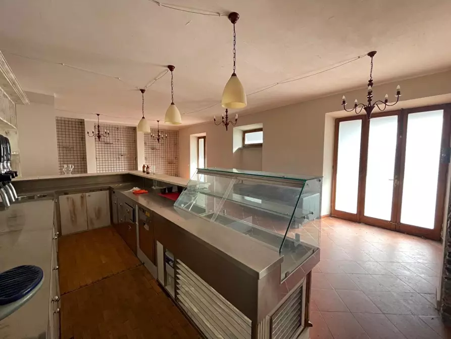 Immagine 5 di Locale commerciale in vendita  a Massa