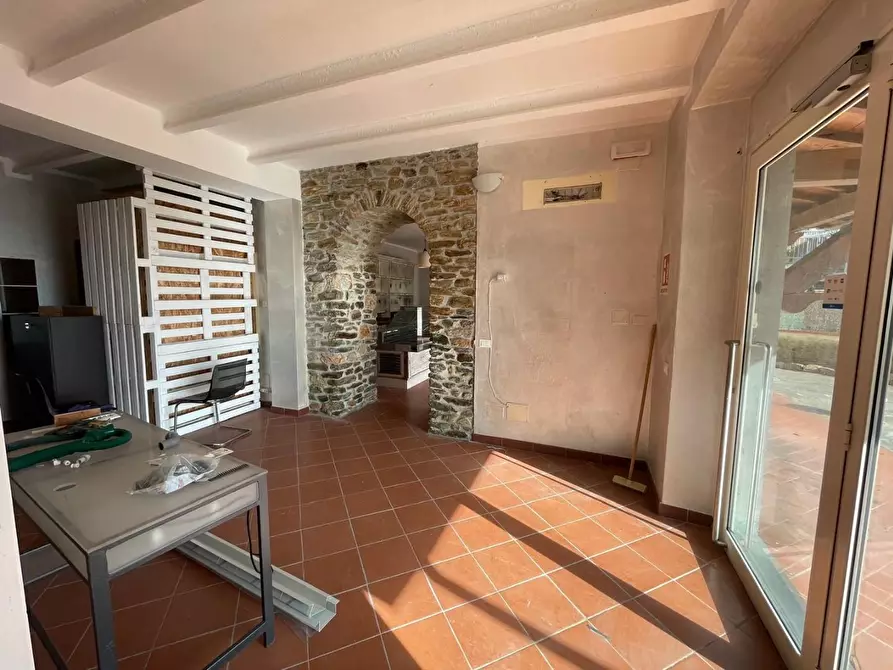 Immagine 9 di Locale commerciale in vendita  a Massa