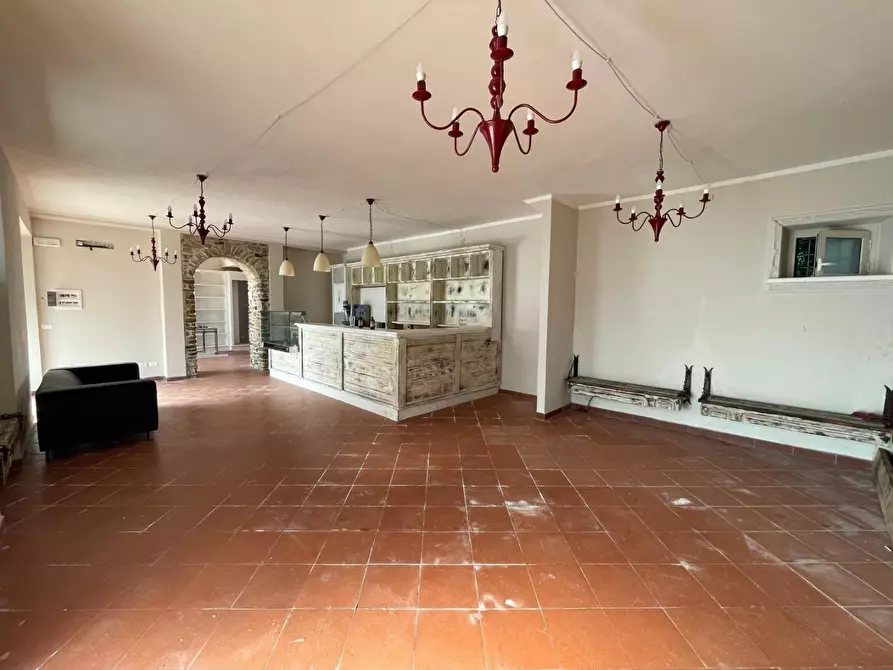 Immagine 2 di Locale commerciale in vendita  a Massa