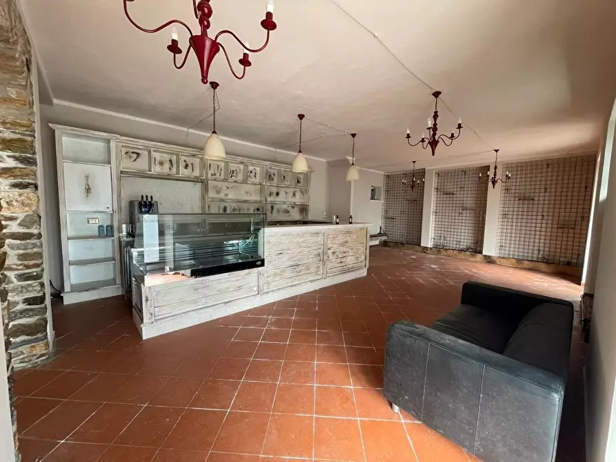 Immagine 3 di Locale commerciale in vendita  a Massa