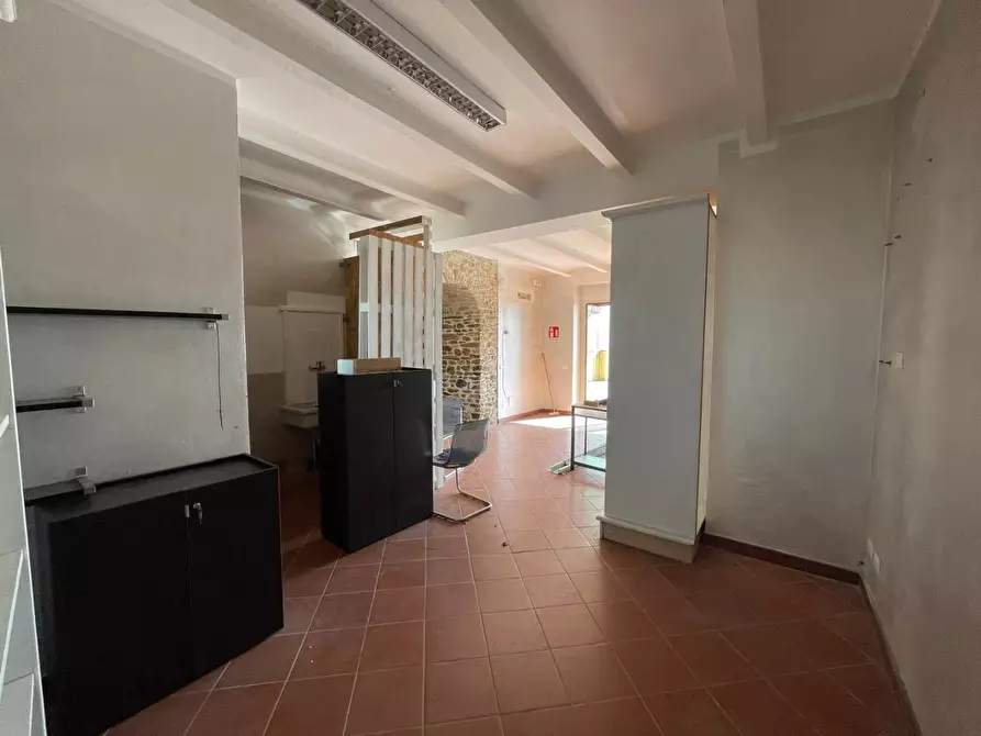 Immagine 10 di Locale commerciale in vendita  a Massa