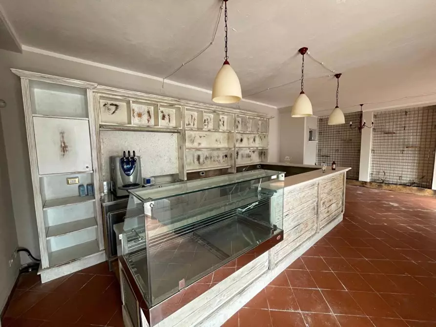 Immagine 6 di Locale commerciale in vendita  a Massa