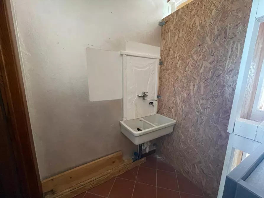 Immagine 11 di Locale commerciale in vendita  a Massa