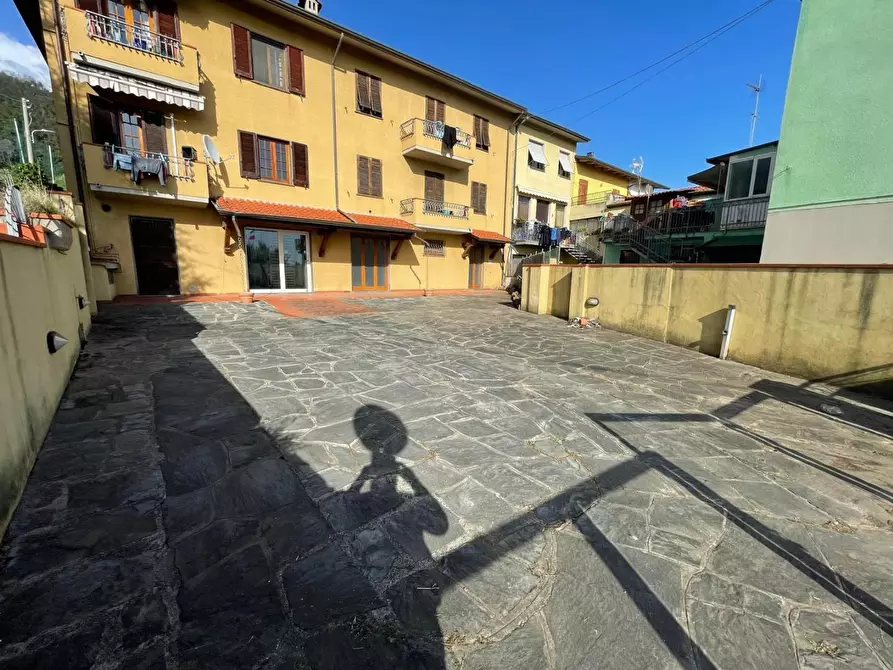 Immagine 13 di Locale commerciale in vendita  a Massa