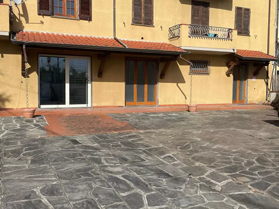 Immagine 14 di Locale commerciale in vendita  a Massa