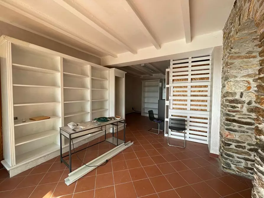 Immagine 7 di Locale commerciale in vendita  a Massa