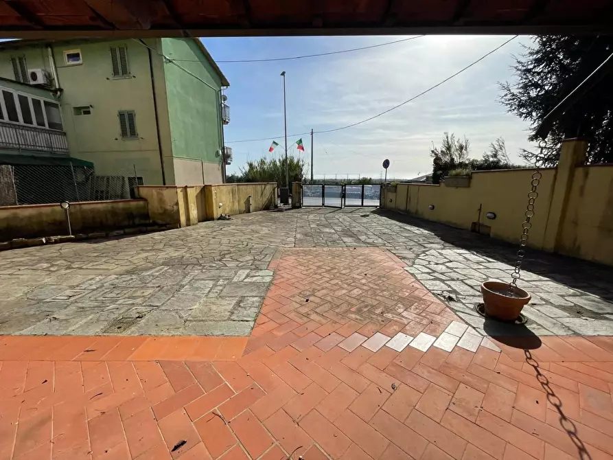 Immagine 15 di Locale commerciale in vendita  a Massa