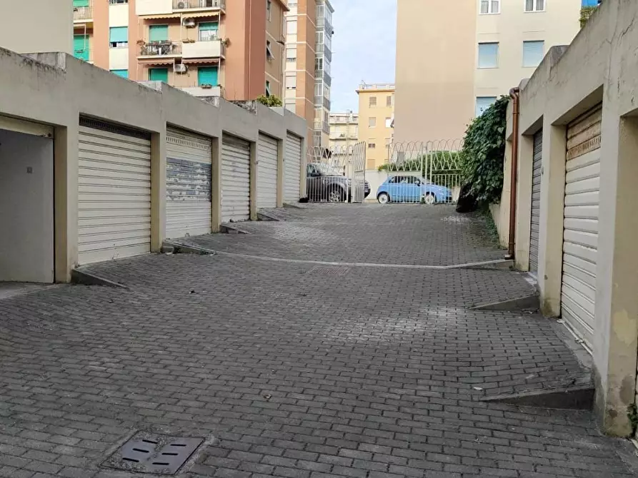Immagine 2 di Garage in vendita  a Livorno