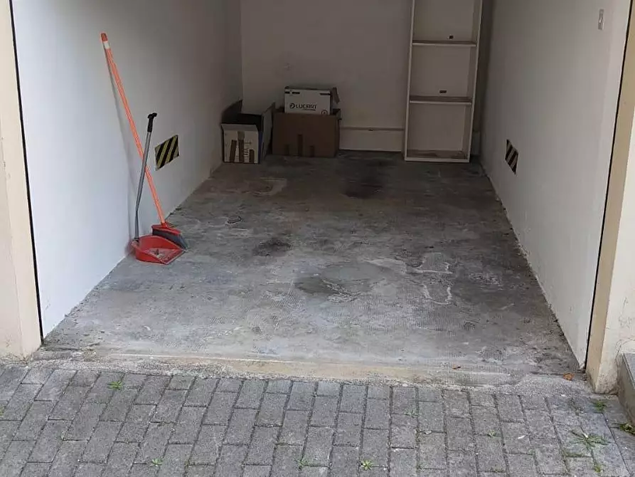 Immagine 1 di Garage in vendita  a Livorno
