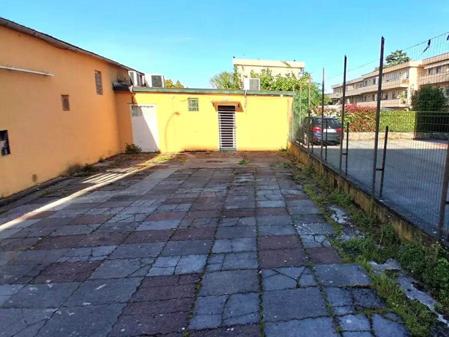 Immagine 22 di Magazzino in vendita  a Lucca