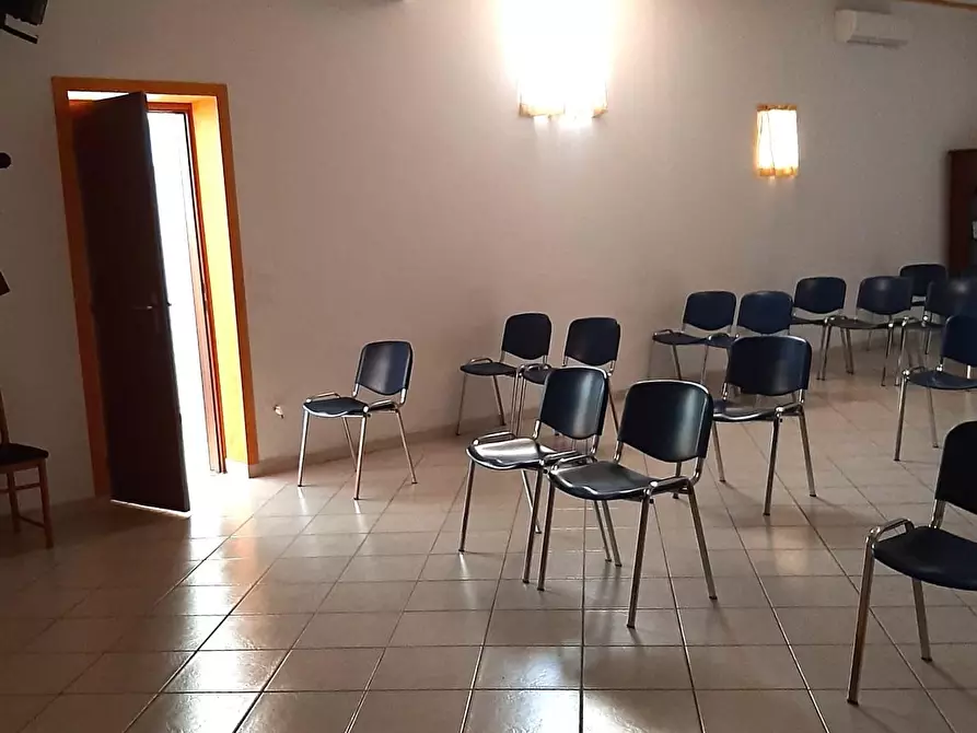 Immagine 9 di Magazzino in vendita  a Lucca