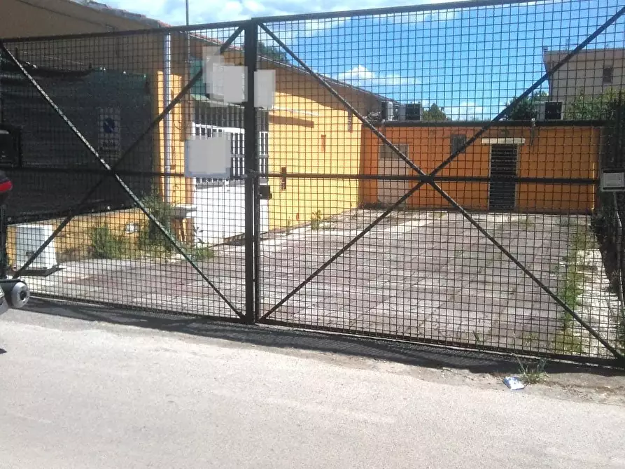 Immagine 1 di Magazzino in vendita  a Lucca