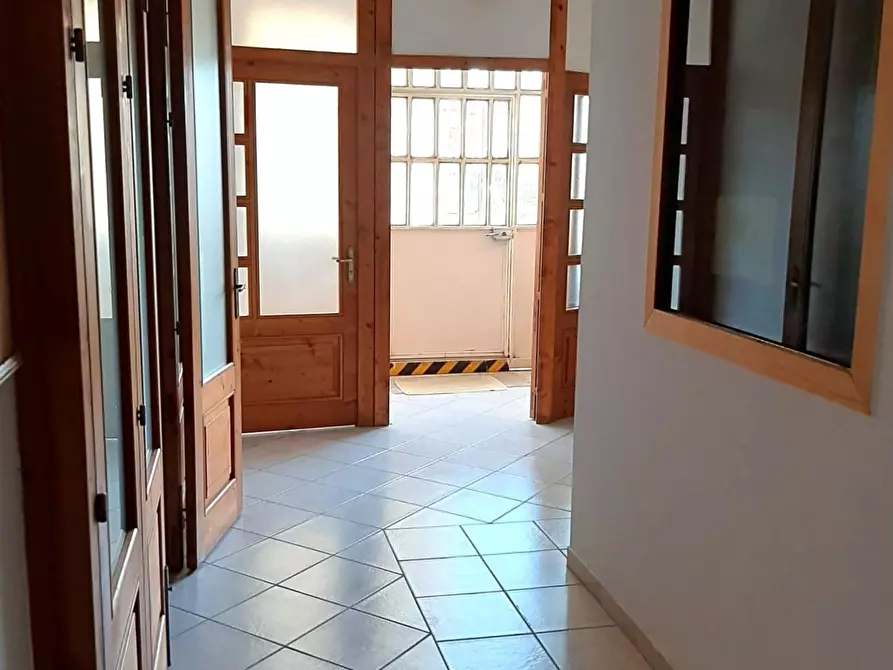 Immagine 3 di Magazzino in vendita  a Lucca