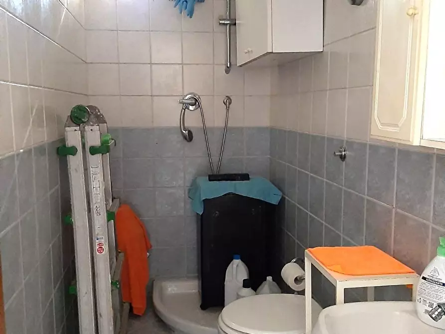 Immagine 13 di Magazzino in vendita  a Lucca