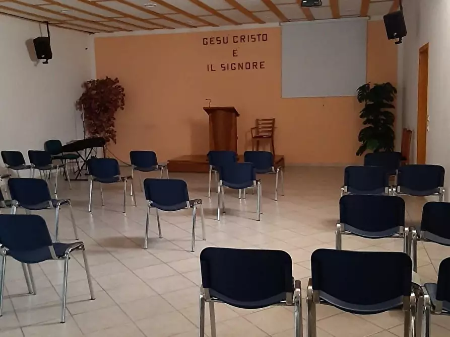 Immagine 11 di Magazzino in vendita  a Lucca