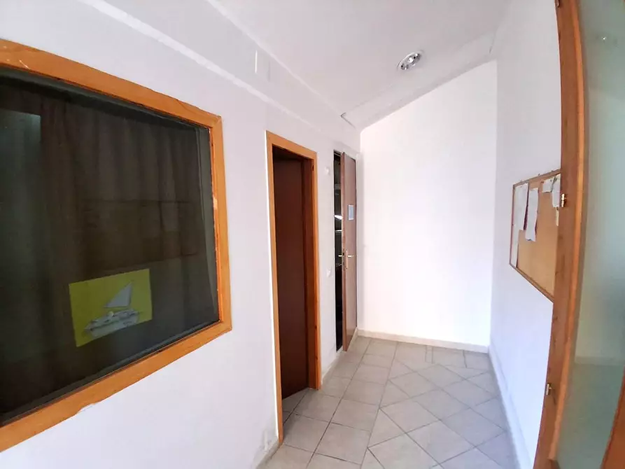 Immagine 4 di Magazzino in vendita  a Lucca