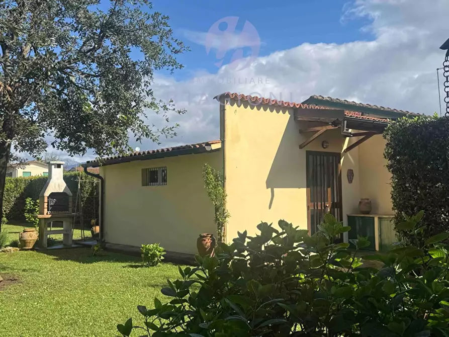 Immagine 6 di Villa in vendita  a Pietrasanta