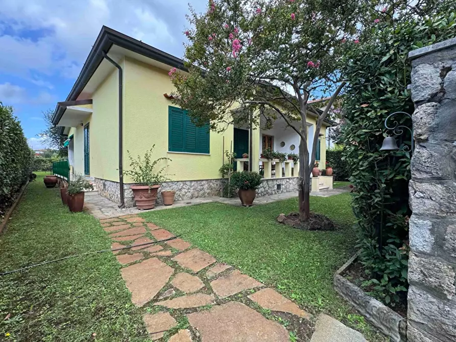 Immagine 2 di Villa in vendita  a Pietrasanta