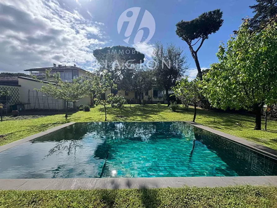 Immagine 2 di Villa in vendita  a Pietrasanta