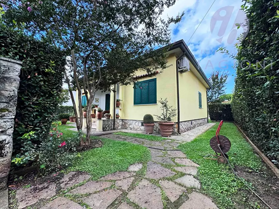 Immagine 1 di Villa in vendita  a Pietrasanta