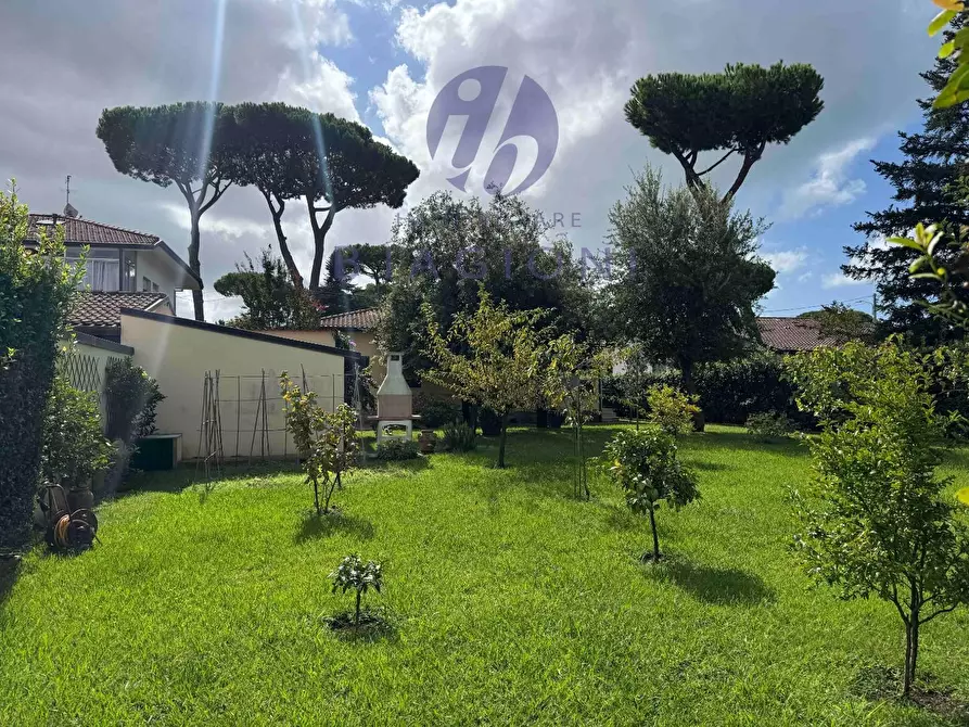 Immagine 3 di Villa in vendita  a Pietrasanta