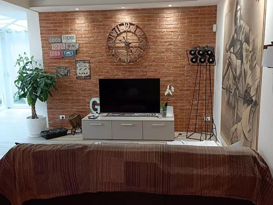 Immagine 3 di Villa in vendita  a Massa