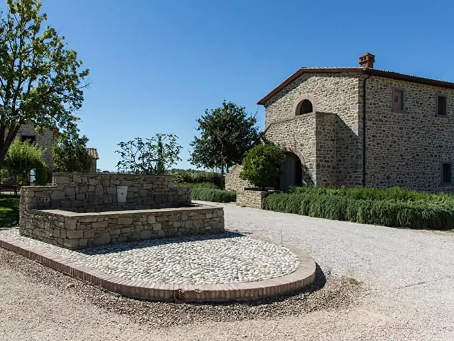 Immagine 1 di Casa colonica in vendita  a Cortona