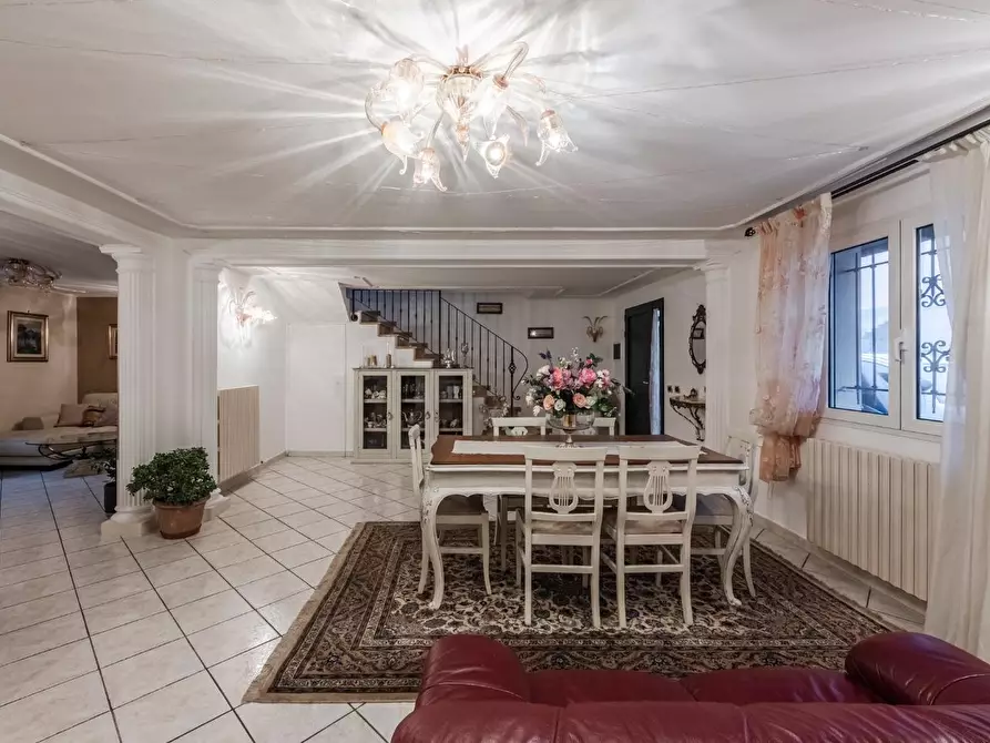 Immagine 1 di Casa indipendente in vendita  a Reggio Nell'emilia