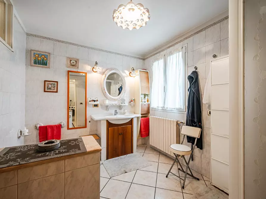 Immagine 16 di Casa indipendente in vendita  a Reggio Nell'emilia