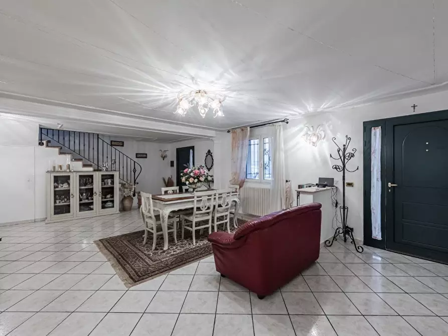 Immagine 2 di Casa indipendente in vendita  a Reggio Nell'emilia