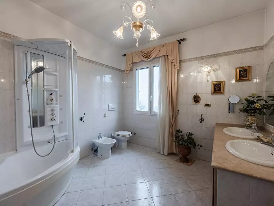 Immagine 26 di Casa indipendente in vendita  a Reggio Nell'emilia