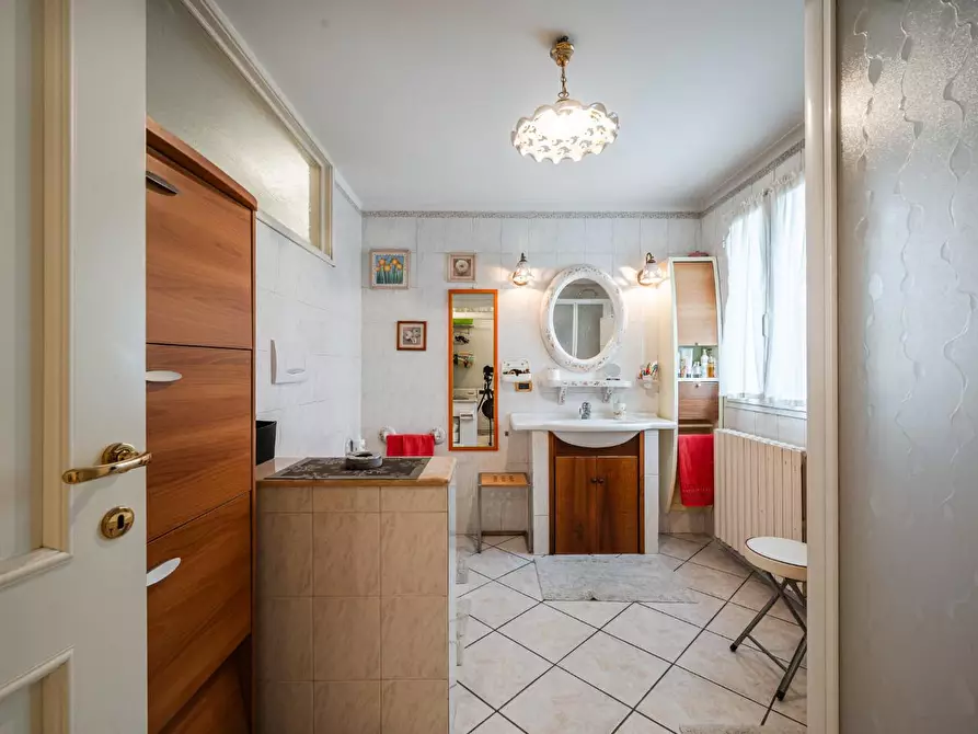 Immagine 15 di Casa indipendente in vendita  a Reggio Nell'emilia