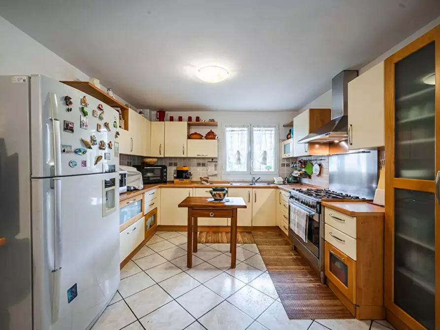 Immagine 10 di Casa indipendente in vendita  a Reggio Nell'emilia