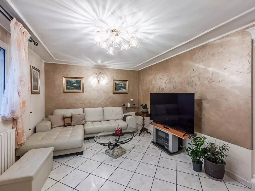 Immagine 10 di Casa indipendente in vendita  a Reggio Nell'emilia