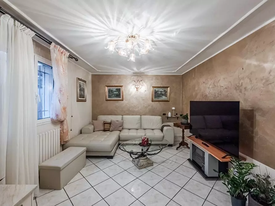 Immagine 12 di Casa indipendente in vendita  a Reggio Nell'emilia