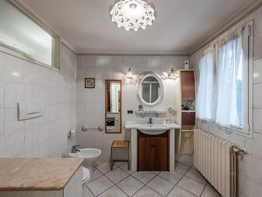 Immagine 13 di Casa indipendente in vendita  a Reggio Nell'emilia