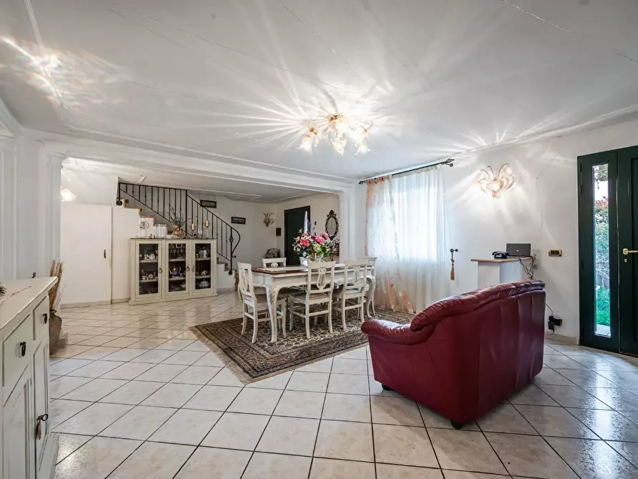 Immagine 11 di Casa indipendente in vendita  a Reggio Nell'emilia