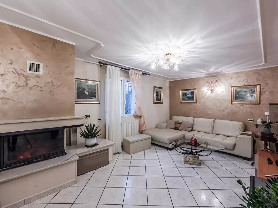 Immagine 9 di Casa indipendente in vendita  a Reggio Nell'emilia