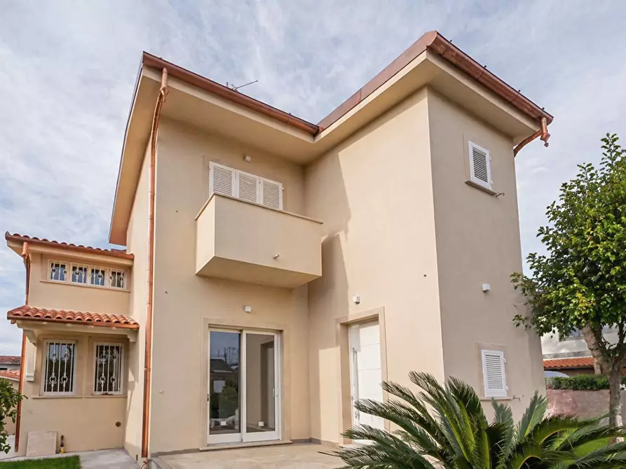 Immagine 1 di Villa in vendita  a Forte Dei Marmi