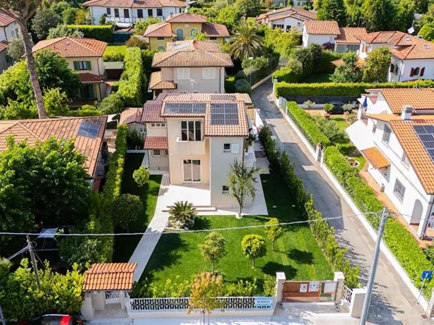 Immagine 2 di Villa in vendita  a Forte Dei Marmi