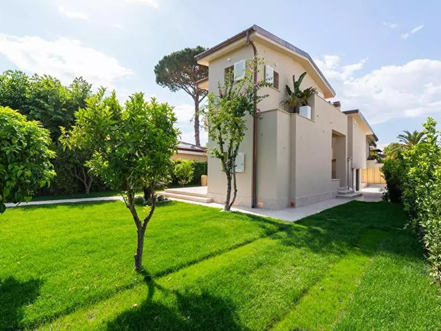 Immagine 3 di Villa in vendita  a Forte Dei Marmi