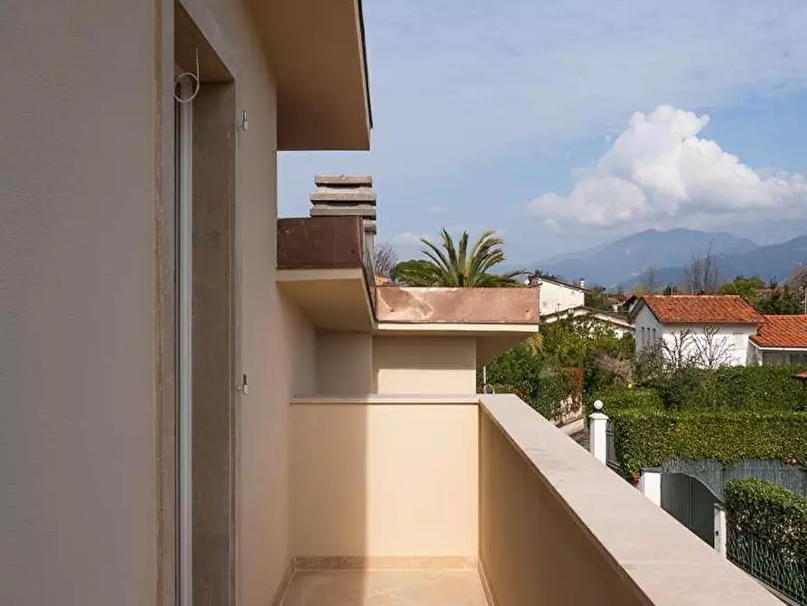 Immagine 10 di Villa in vendita  a Forte Dei Marmi