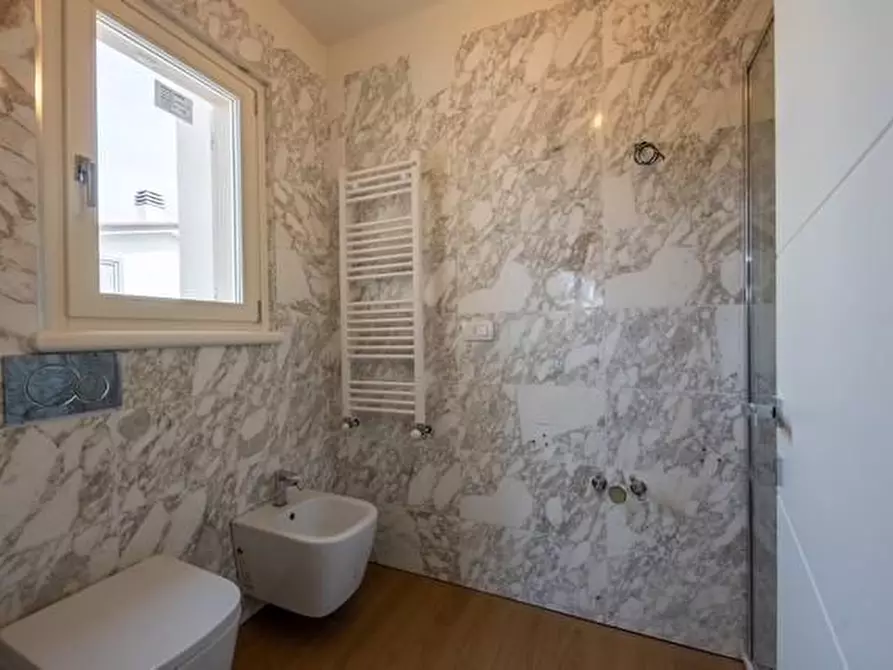 Immagine 18 di Villa in vendita  a Forte Dei Marmi