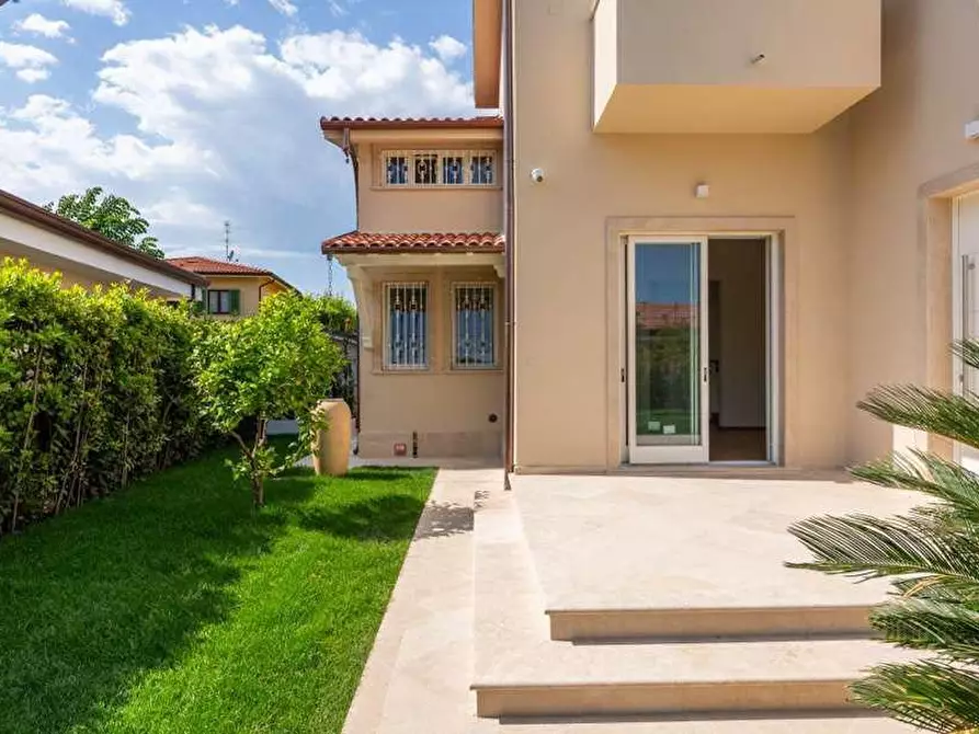 Immagine 18 di Villa in vendita  a Forte Dei Marmi