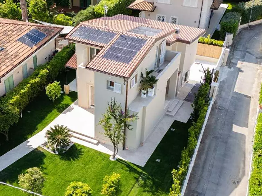 Immagine 1 di Villa in vendita  a Forte Dei Marmi