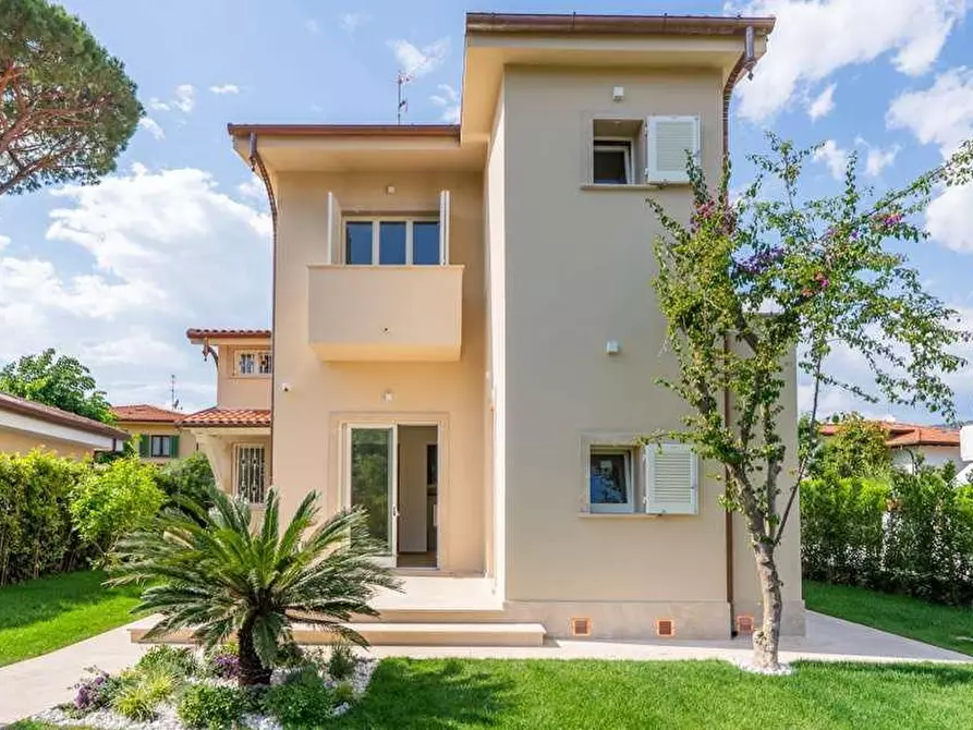 Immagine 17 di Villa in vendita  a Forte Dei Marmi