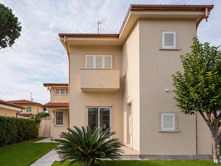 Immagine 2 di Villa in vendita  a Forte Dei Marmi