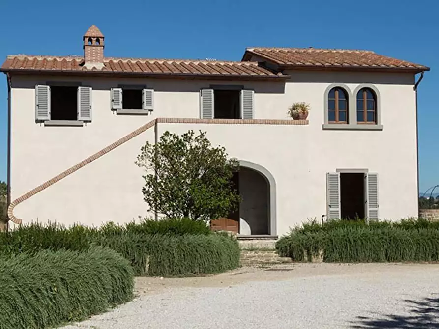 Immagine 1 di Casa colonica in vendita  a Cortona