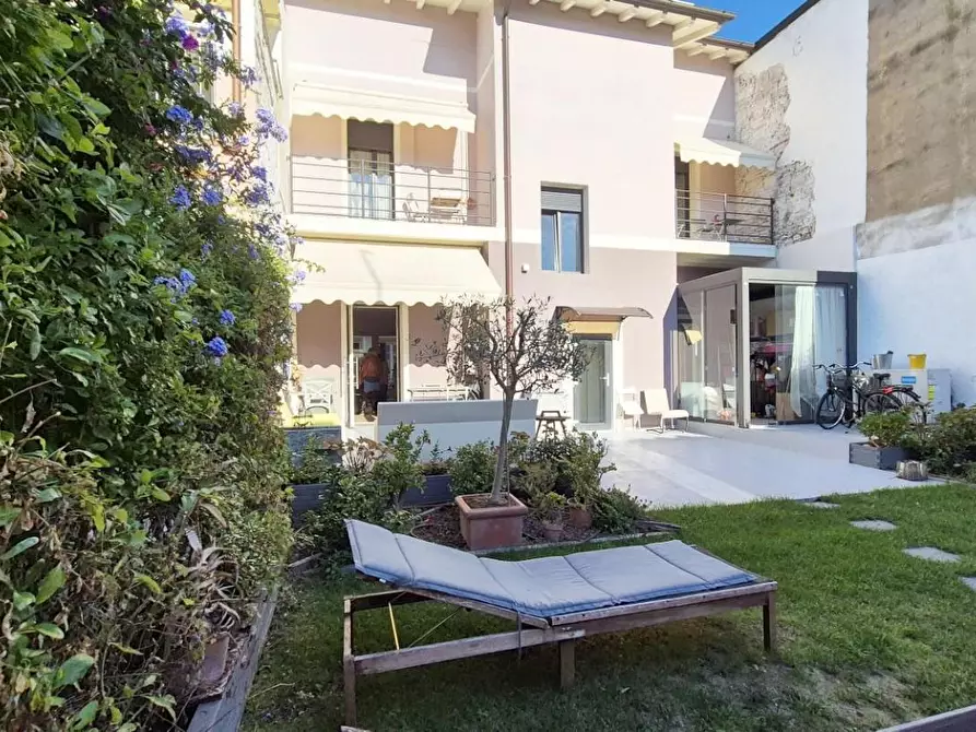 Immagine 13 di Villa in vendita  a Viareggio